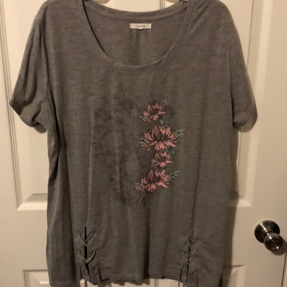 Maurice’s tee top. Skull with Flowers. Size XL